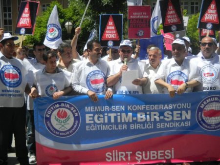 Siirt'te İş Bırakan Memurlar, Protesto Gösterisi Yaptı