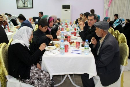Siirt'te kardeş aileler yemekte bir araya geldi