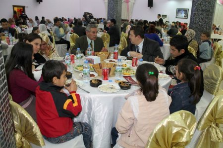 Siirt'te kardeş aileler yemekte bir araya geldi