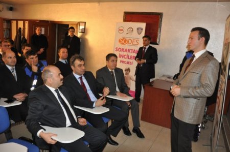 Siirt'te polisler Arapça ve Kürtçe kurs görüyor