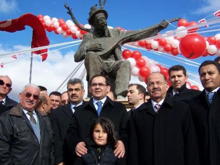 Âşık Veysel'in Yenilenen Heykelinin Açılışını Bakan Demir Yaptı