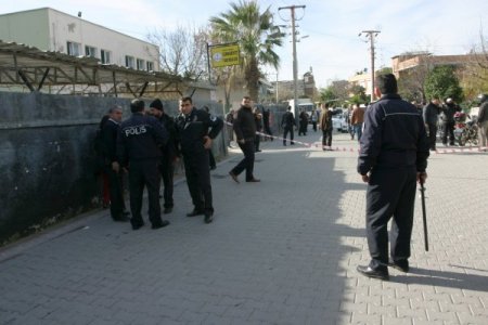 Silah ve satırla liseyi bastılar