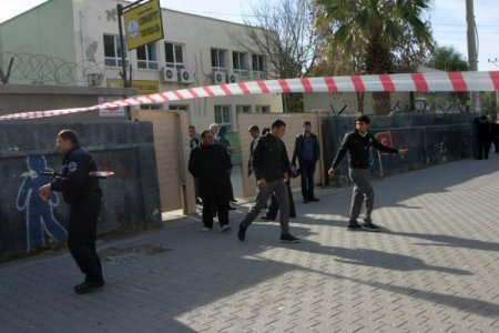 Silah ve satırla liseyi bastılar