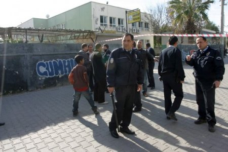 Silah ve satırla liseyi bastılar