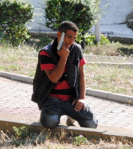 Silahla İntihara Teşebbüs Eden Şahıs, Kendisini Engellemek İsteyen Polise Silah Doğrulttu