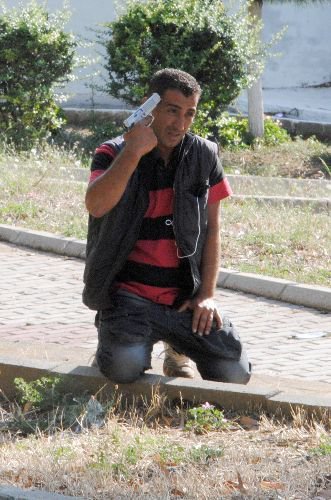 Silahla İntihara Teşebbüs Eden Şahıs, Kendisini Engellemek İsteyen Polise Silah Doğrulttu