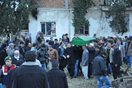 Silahla oynayan liseli kız başına isabet eden kurşunla öldü