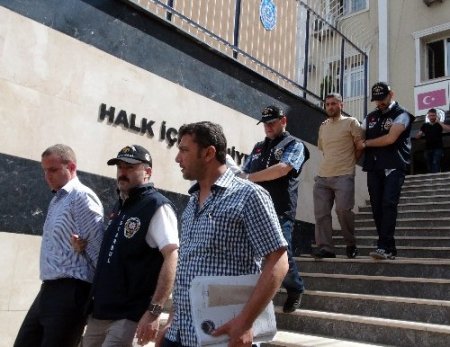 Silahlı çatışmada yoldan geçen çaycı hayatını kaybetti