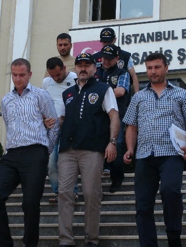 Silahlı çatışmada yoldan geçen çaycı hayatını kaybetti