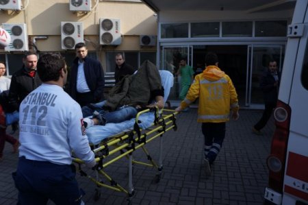 Silahlı kavgada yaralananlar hastaneye getirildi