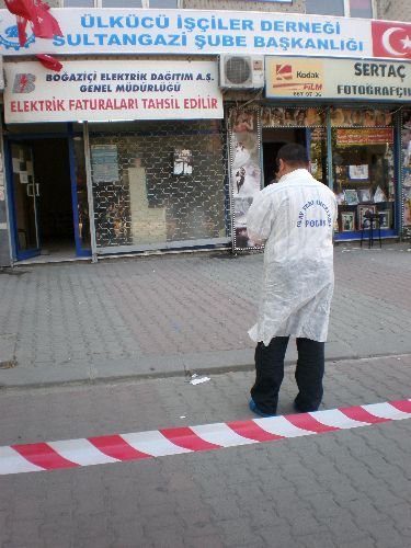Silahlı Soyguncu, Para Alamadığı Veznedarı Başından Vurdu