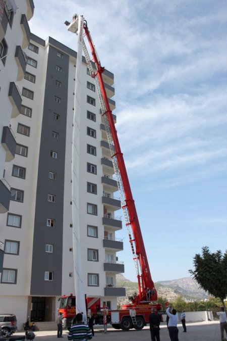 Silifke itfaiyesi yeni aldığı araçla kurtarma tatbikatı yaptı