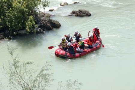 Silifke’de 1 Mayıs coşkusu raftingle yaşandı