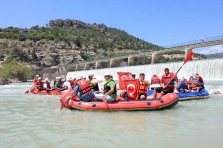 Silifke’de 1 Mayıs coşkusu raftingle yaşandı