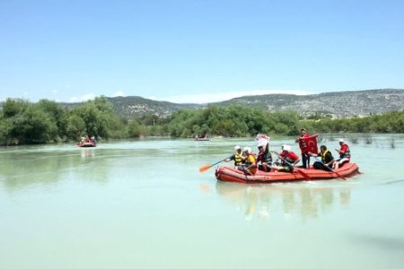 Silifke’de 1 Mayıs coşkusu raftingle yaşandı
