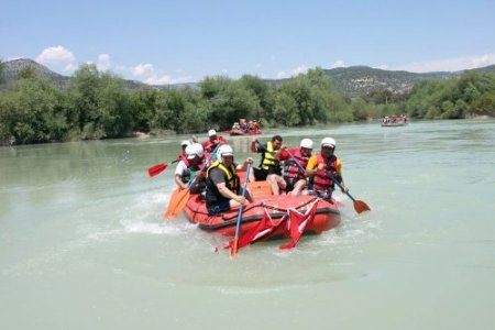 Silifke’de 1 Mayıs coşkusu raftingle yaşandı