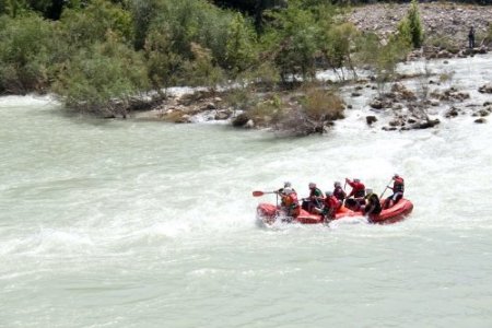 Silifke’de 1 Mayıs coşkusu raftingle yaşandı
