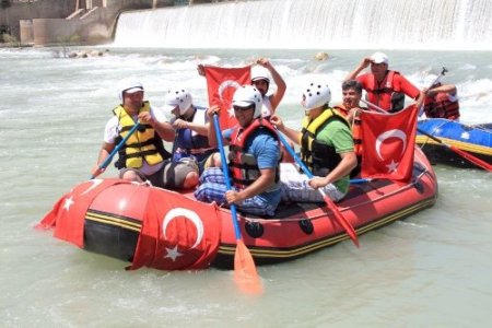 Silifke’de 1 Mayıs coşkusu raftingle yaşandı