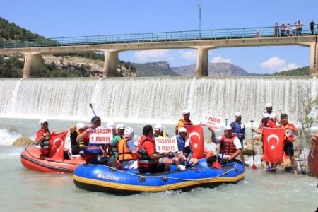 Silifke’de 1 Mayıs coşkusu raftingle yaşandı