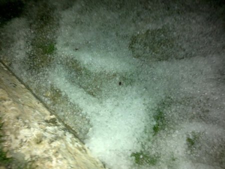 Silifke'de 5 dakika süren dolu ekili alanlara zarar verdi