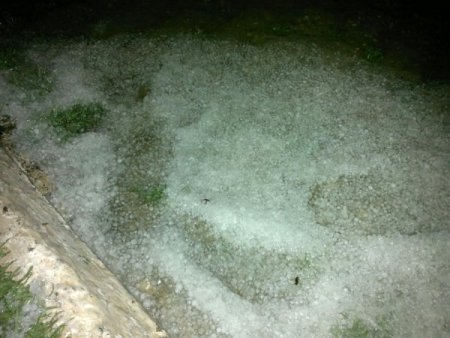 Silifke'de 5 dakika süren dolu ekili alanlara zarar verdi