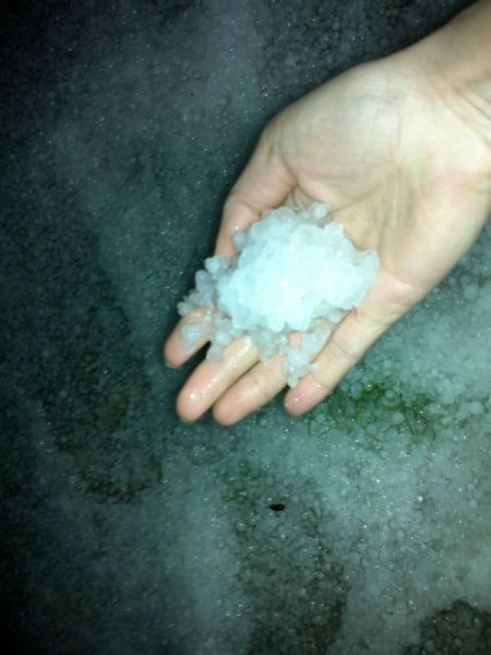 Silifke'de 5 dakika süren dolu ekili alanlara zarar verdi