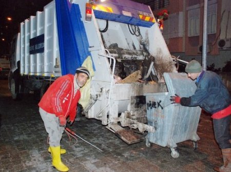 Silifke'de konteynerler ilaçla temizleniyor