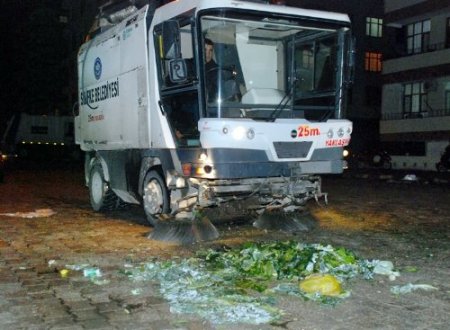 Silifke'de konteynerler ilaçla temizleniyor