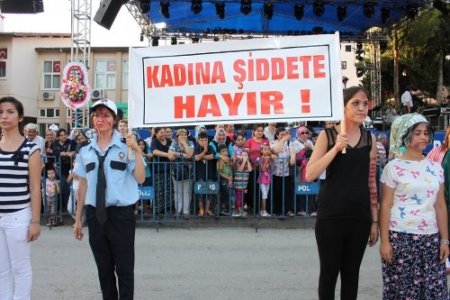 Silifke'de lise öğrencilerinin 'kadına şiddet' tepkisi