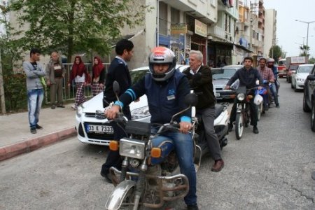 Silifke'de motosiklet sürücülerine ücretsiz kask dağıtıldı