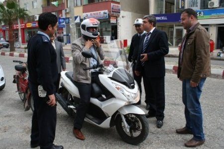 Silifke'de motosiklet sürücülerine ücretsiz kask dağıtıldı