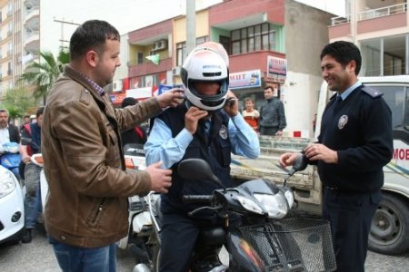 Silifke'de motosiklet sürücülerine ücretsiz kask dağıtıldı