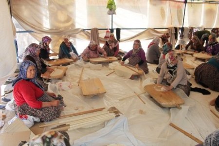 Silifke'de öğrenciler yararına açılan kermese yoğun ilgi