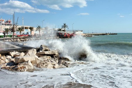 Silifke'de şiddetli lodos ve fırtına hayatı olumsuz etkiledi