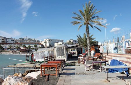 Silifke'de şiddetli lodos ve fırtına hayatı olumsuz etkiledi