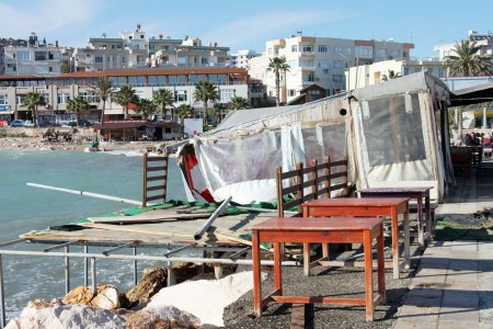 Silifke'de şiddetli lodos ve fırtına hayatı olumsuz etkiledi