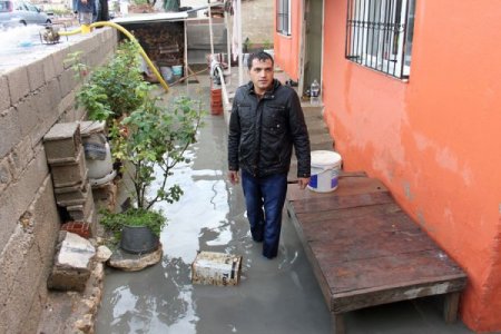 Silifke'de vatandaşa yardıma giden itfaiye aracı da mahsur kaldı