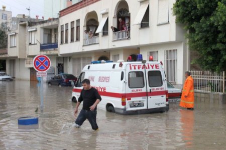 Silifke'de vatandaşa yardıma giden itfaiye aracı da mahsur kaldı