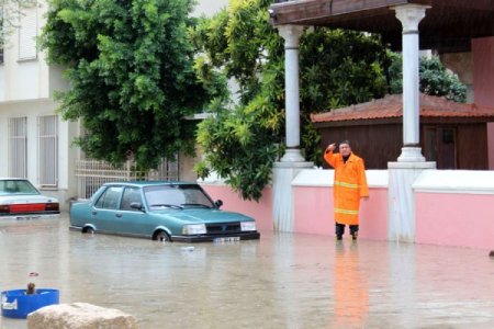 Silifke'de vatandaşa yardıma giden itfaiye aracı da mahsur kaldı