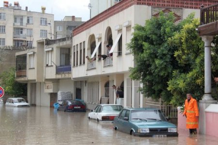 Silifke'de vatandaşa yardıma giden itfaiye aracı da mahsur kaldı