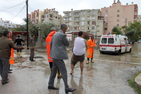 Silifke'de vatandaşa yardıma giden itfaiye aracı da mahsur kaldı