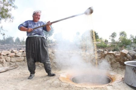 Silifkeliler pekmezi imece usulü çıkarıyor