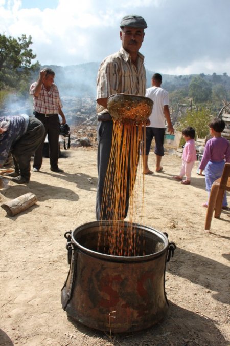 Silifkeliler pekmezi imece usulü çıkarıyor
