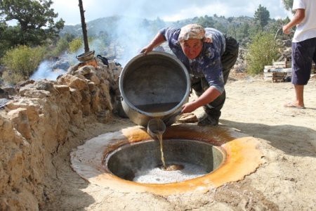 Silifkeliler pekmezi imece usulü çıkarıyor