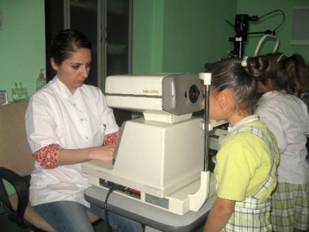 Silopi’de bin öğrenci göz taramasından geçti