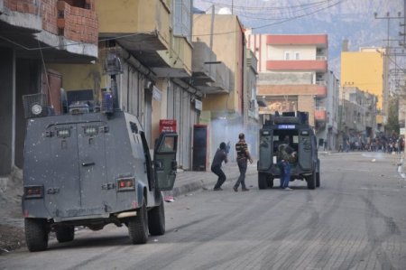Silopi’de izinsiz gösterilere polis müdahale etti