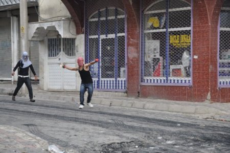 Silopi’de izinsiz gösterilere polis müdahale etti
