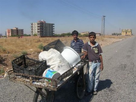 Silopili Çocuklar, Hurda Satarak Aile Geçindiriyor