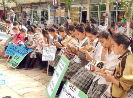 Silopili öğrencilerden 'TV’yi Kapat Kitap Aç' kampanyası