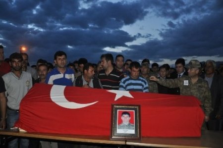Silopili şehit asker Kürtçe ağıtlarla toprağa verildi- 2